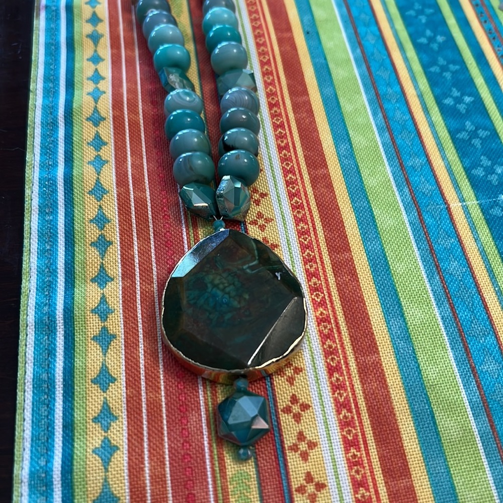 Beautiful stone necklace in turquoise-green shades of agate. - Picture 10 of 10